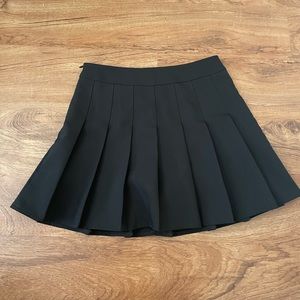 BLACK PLEATED SKIRT
